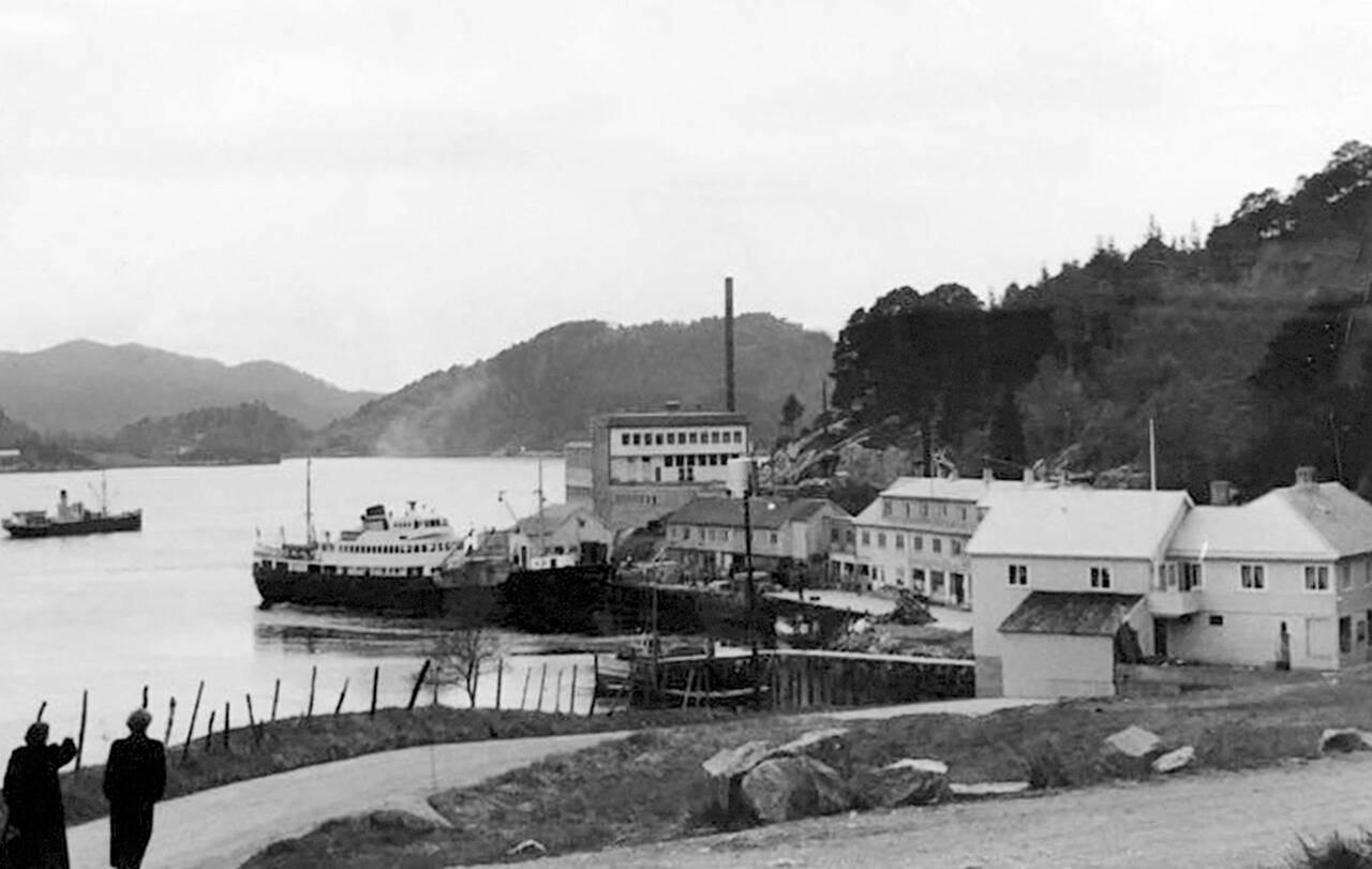 Aure sentrum på midten av 1950-tallet med sjøbussen «Aure» i rute. (Postkortbilde)