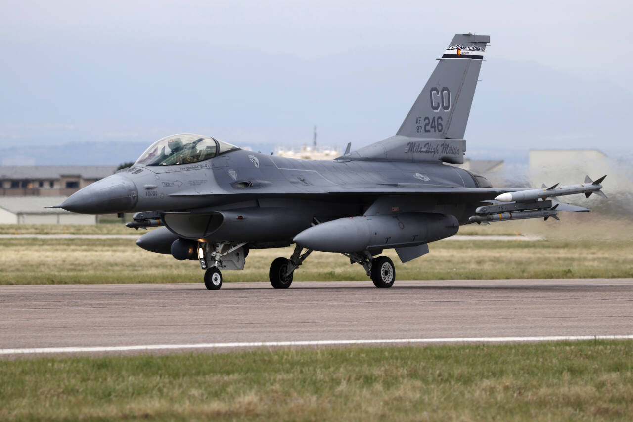 Et F-16-fly i Colorado i USA. Ukraina har lenge ønsket seg det amerikanske kampflyet i krigen mot Russland. Foto: David Zalubowski / AP / NTB