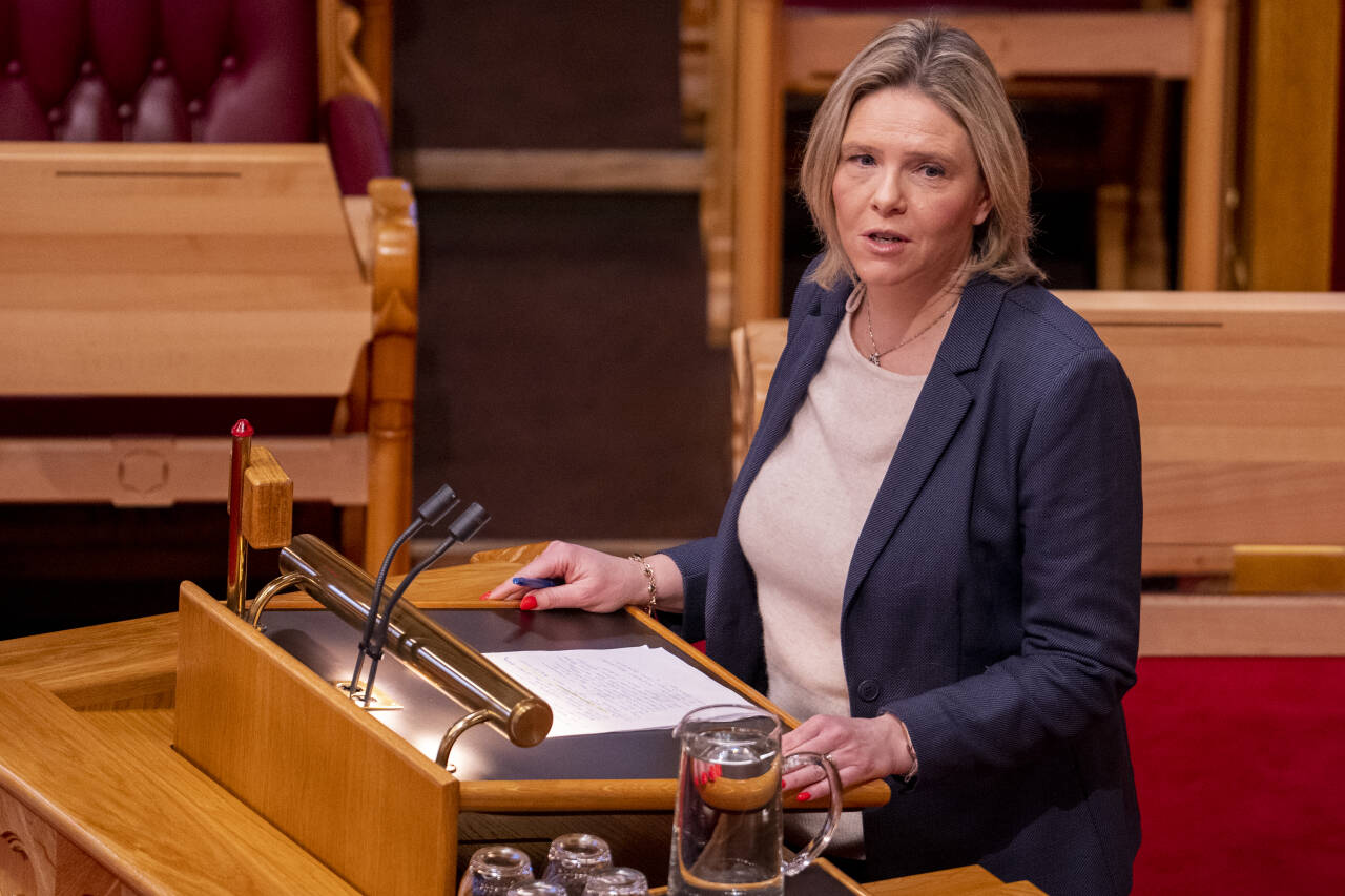 Frp-leder Sylvi Listhaug må konstatere at partiet faller kraftig på TV 2s meningsmåling. Foto: Javad Parsa / NTB