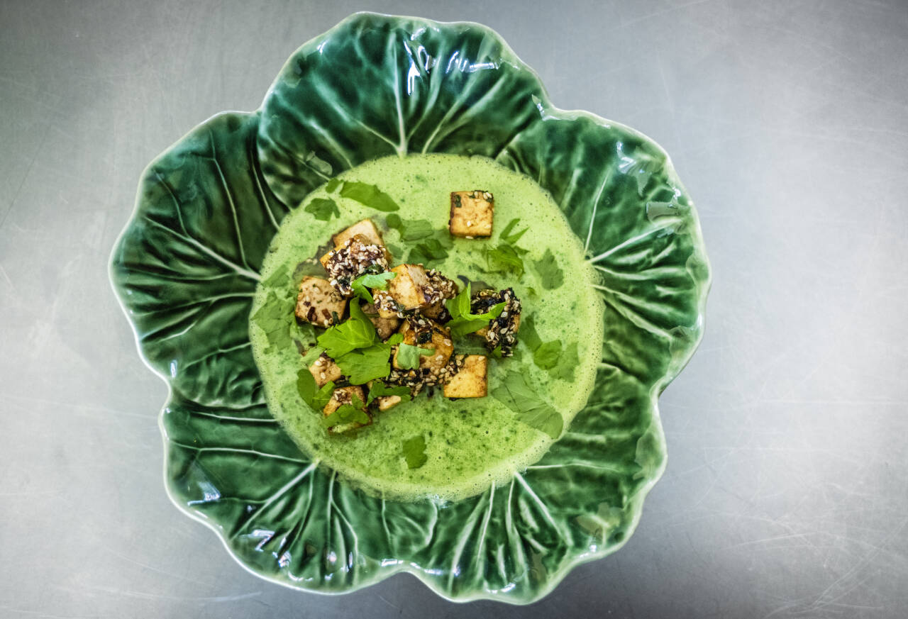SUPPERÅD: Med masse spinat og tofu er denne suppa både sommerlig, sunn og kjempegod. Foto: Ole Berg-Rusten / NTB