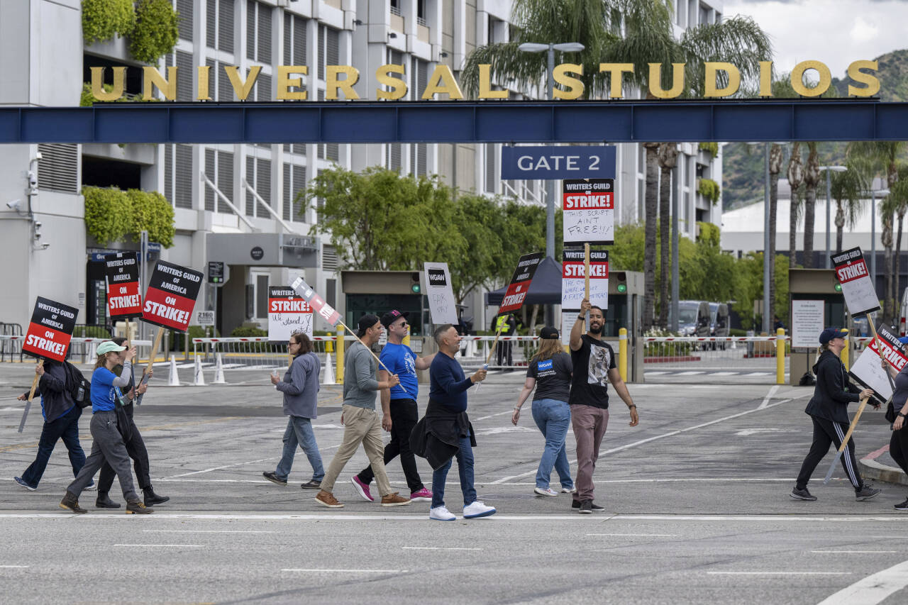 Streikende demonstrerer utenfor Universal Studios i Los Angeles. Foto: Hans Gutknecht / The Orange County Register via AP / AP / NTB