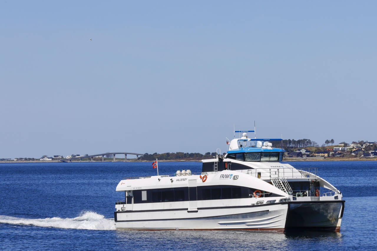 Fra 2025 skal alle nye hurtigbåter være utslippsfrie. Her er hurtigbåten M/S Valderøy på vei til kai i Ålesund. Foto: Paul Kleiven / NTB