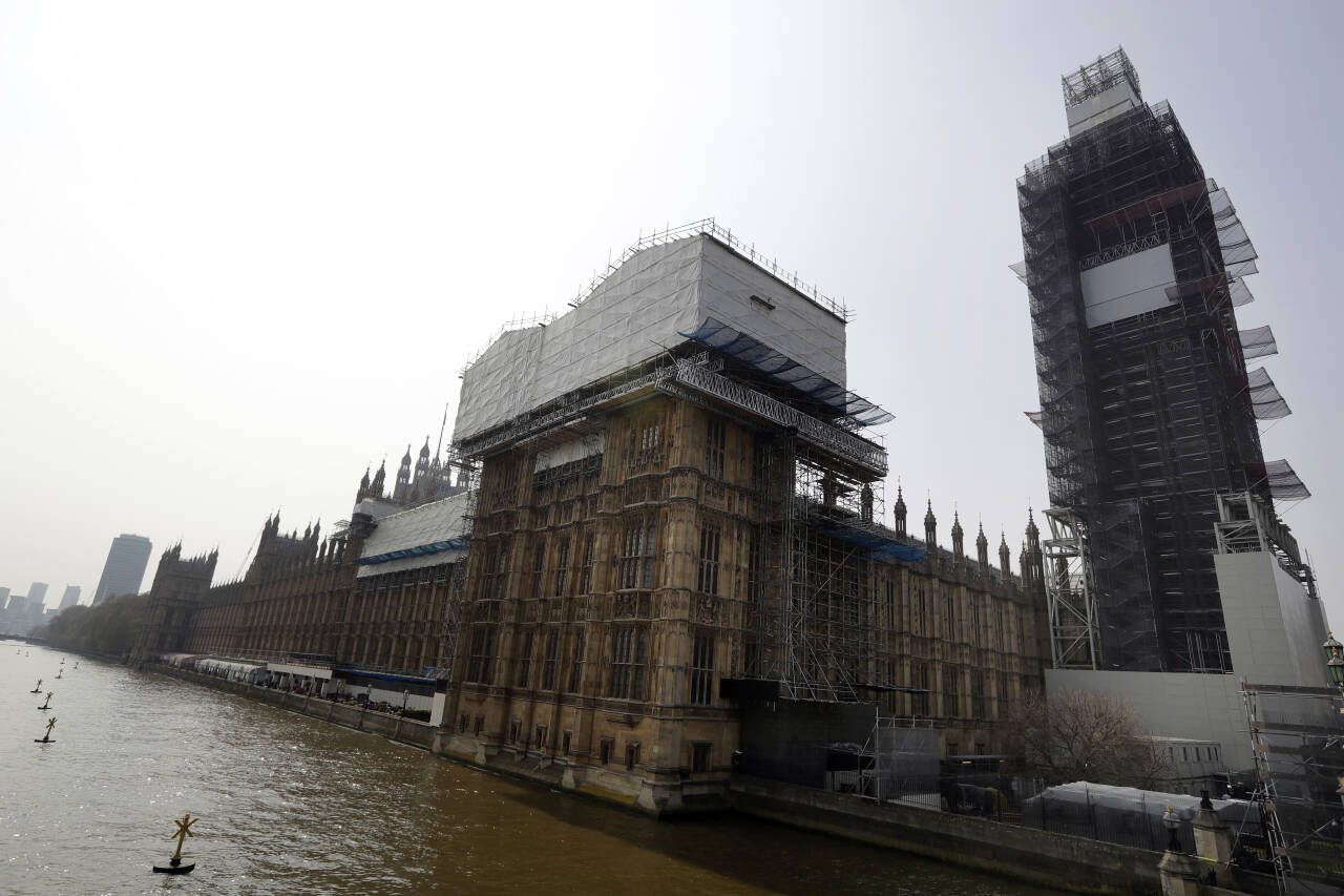 Stillaser rundt parlamentsbygningen har blitt et vanlig syn for Londons innbyggere, idet det stadig vekk foregår mindre prosjekter for å reparere bygningen. Men parlamentets kontrollkomité mener det må et stort, omfattende restaureringsarbeid til for å redde bygget. Foto: Kirsty Wigglesworth / AP / NTB