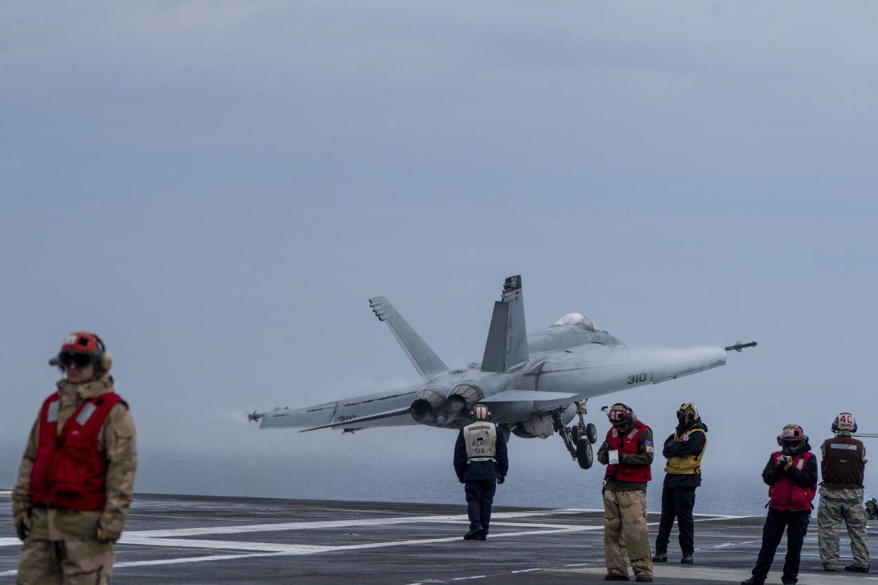 Et jagerfly tar av fra det amerikanske hangarskipet USS Gerald R. Ford i Nordsjøen utenfor Danmark mandag ettermiddag. Foto: Håkon Mosvold Larsen / NTB