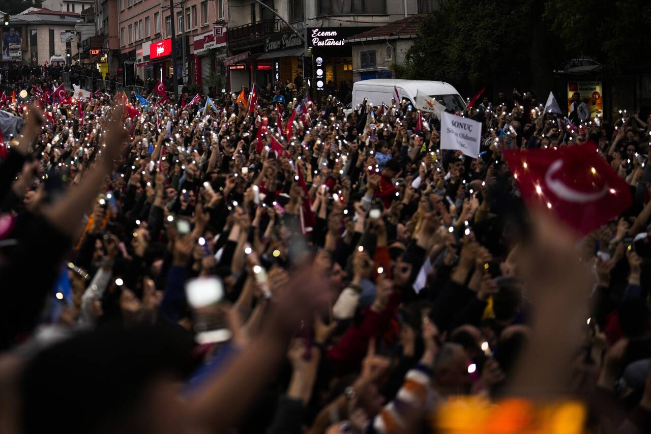 Erdogan har erklært seier under valget i Tyrkia. Her feirer støttespillerne hans i Istanbul søndag. Foto: Francisco Seco / AP / NTB