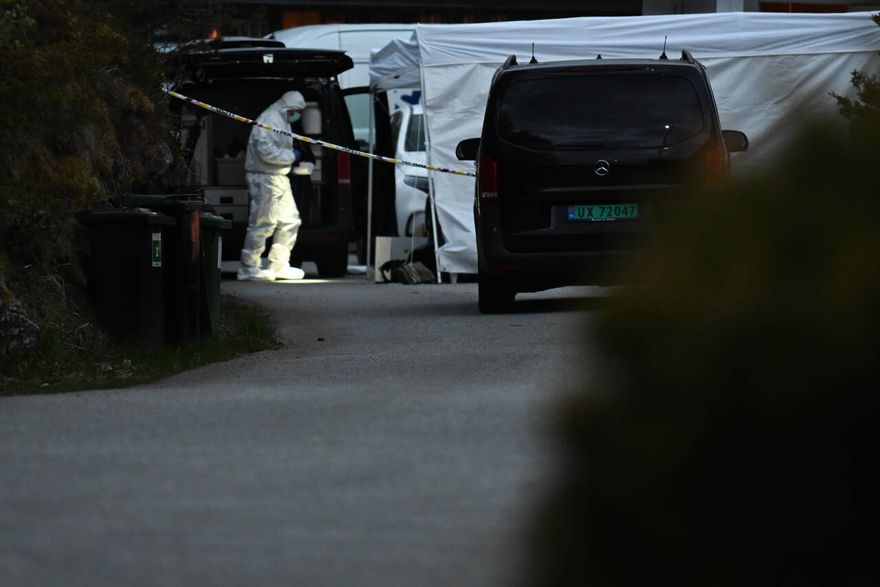 Politiets kriminalteknikere på åstedet i Kristiansund fredag kveld etter at en mann og en kvinne i 70-årene døde av skuddskader. Foto: Joakim Halvorsen / NTB
