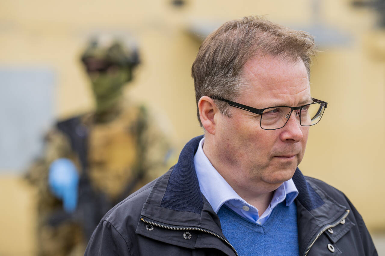 Forsvarsminister Bjørn Arild Gram på opptrening av ukrainske soldater i Trøndelag tidligere i mai.Foto: Fredrik Varfjell / NTB