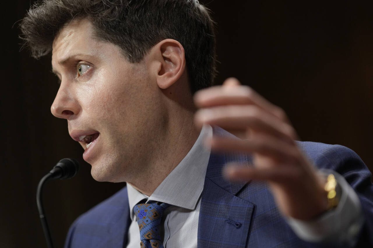 Sam Altman, sjefen for OpenAI, selskapet som har utviklet skriveroboten ChatGPT, møtte tirsdag til høring i Kongressen der han advarte om hvilke farer bruk av kunstig intelligens (KI) kan utgjøre. Foto: AP / NTB