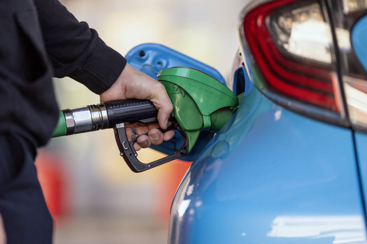 Den nye bensinblandingen E10 vil etter hvert fase ut 95 oktan. Har du en gammel bil må du sjekke om den tåler det nye drivstoffet.Foto: Beate Oma Dahle / NTB