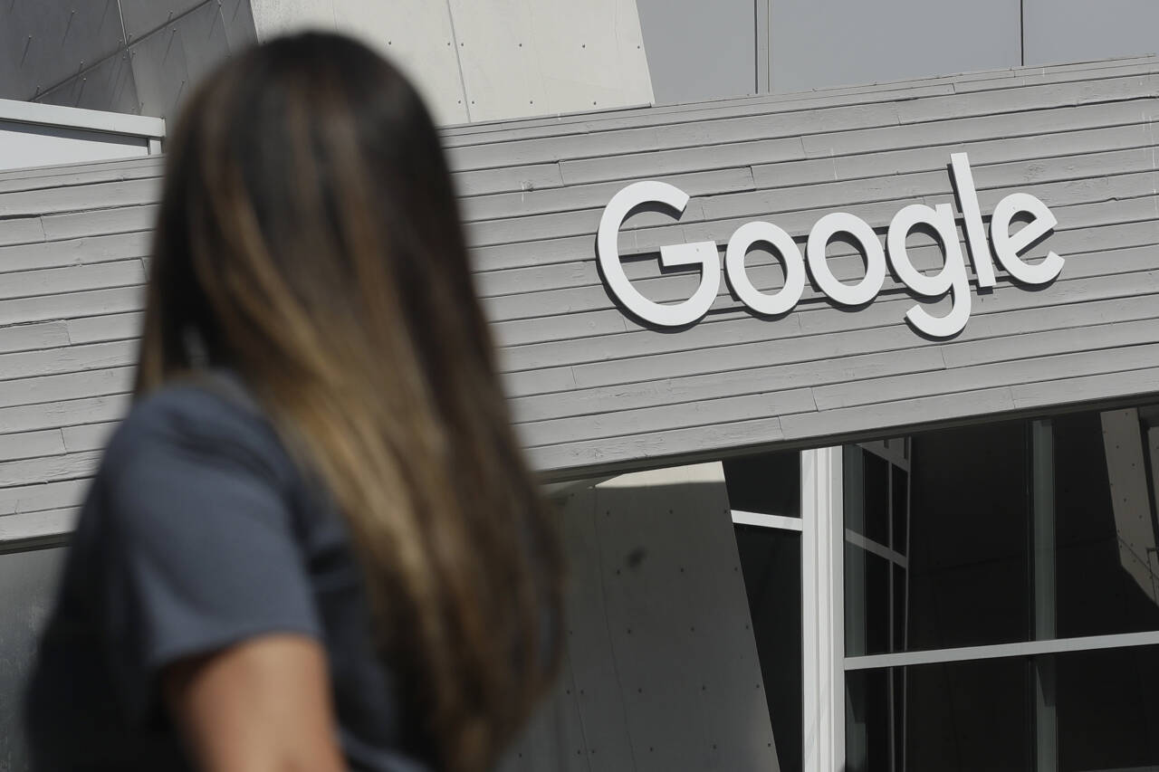Geoffrey Hinton har sagt opp stillingen i Google, men kritiserer ikke primært sin tidligere arbeidsgivere. Advarslene dreier seg om utviklingen av kunstig intelligens (KI) mer generelt. Bildet ble tatt ved Google-hovedkvarteret i Mountain View i California. Foto: Jeff Chiu / AP / NTB