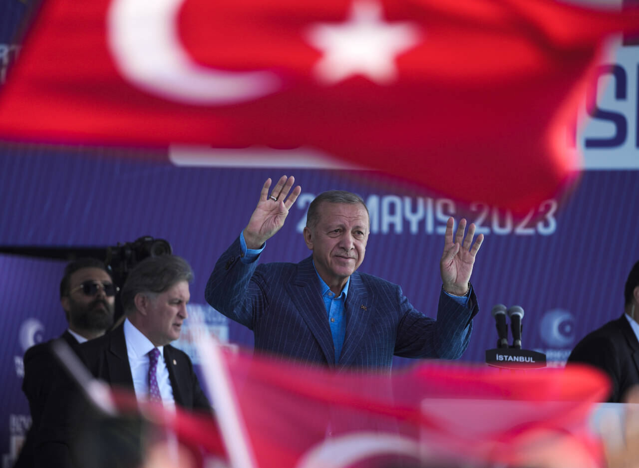 Tyrkias president Recep Tayyip Erdogan er en flersidet spiller på den internasjonale politiske arenaen. Hans valgseier i Tyrkia på søndag betyr neppe at han vil endre sin uortodokse utenrikspolitikk. Foto: Khalil Hamra / AP / NTB