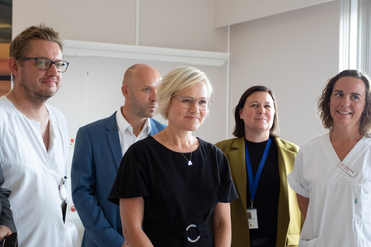 Illustrasjonsfoto av helseminister Ingvild Kjerkol på besøk på den nyoppussede og stengte fødeavdelingen på Kristiansund Sykehus høsten 2022. Foto: Steinar Melby
