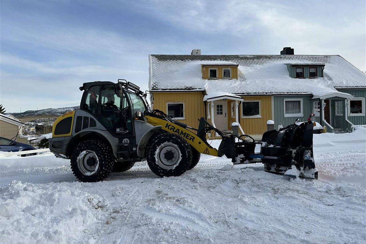 Det jobbes med å få ryddet veiene våre for snø. Foto: Ingunn Strand / Kristiansund kommune