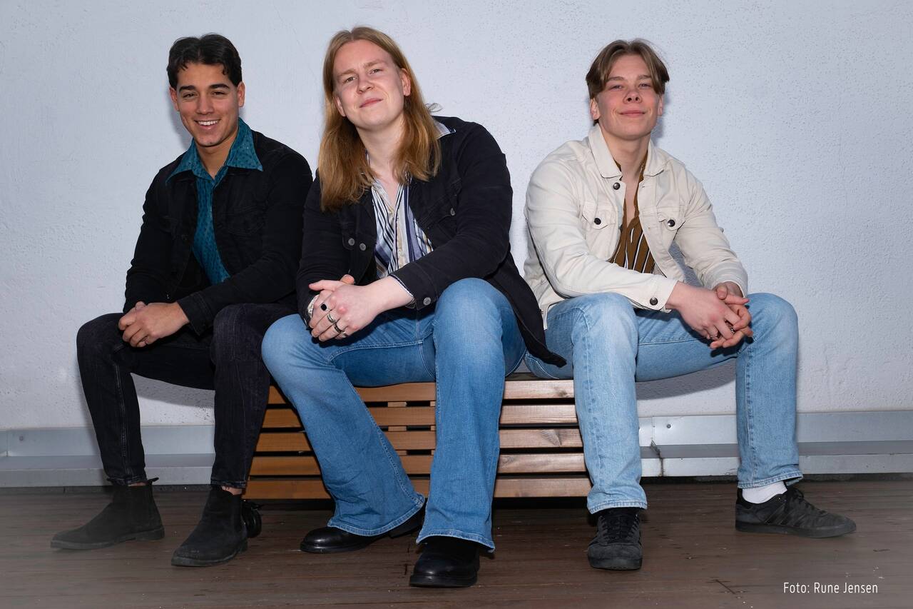 F.v. August Cancino (trommer/kor), Odin Landbakk (vokal/gitar) og Haakon Landbakk (bass/kor). Foto: Rune Jensen