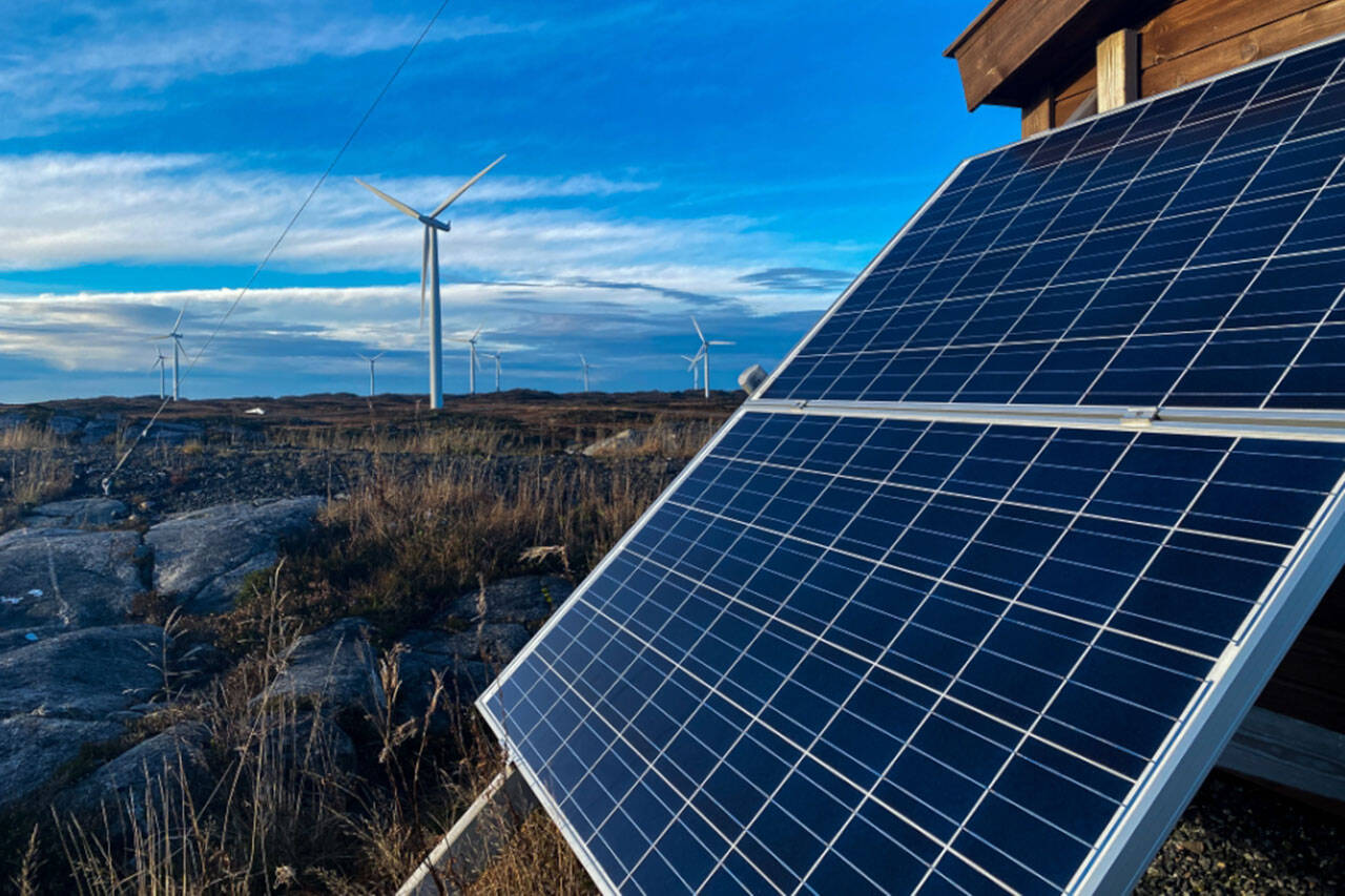 Bildet illustrerer samlokalisering av solenergi og vindkraftproduksjon. Foto: Cowi