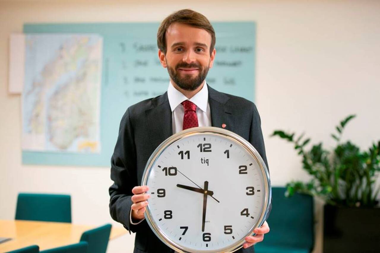 Næringsminister Jan Christian Vestre minner om at du må stille klokka.Foto: Nærings- og fiskeridepartementet / NTB