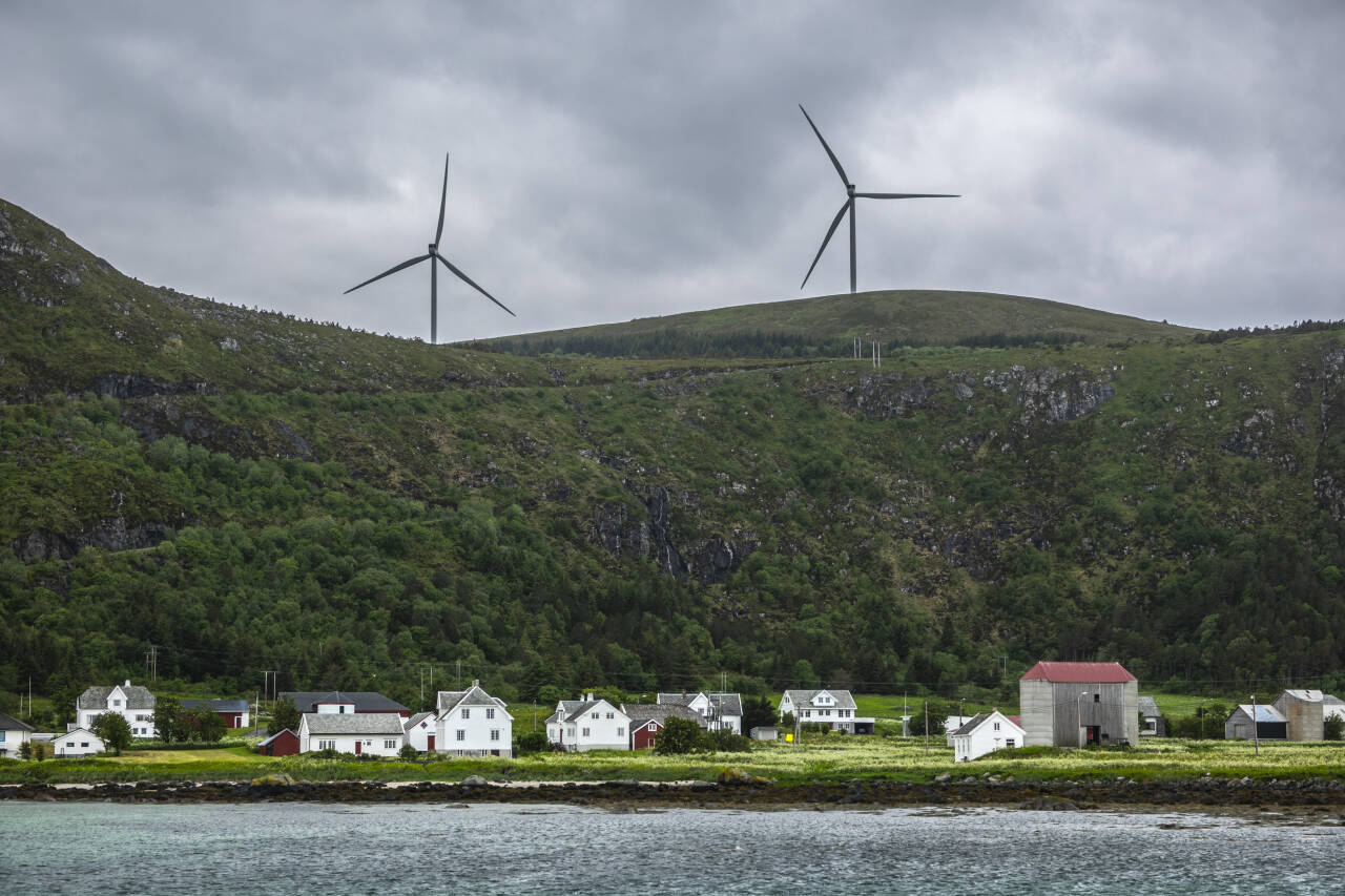 Tettstedet Ulla på Haramsøya i Ålesund kommune i Møre og Romsdal, med vindturbiner tilhørende Haram vindkraftverk i bakgrunnen.Foto: Halvard Alvik / NTB