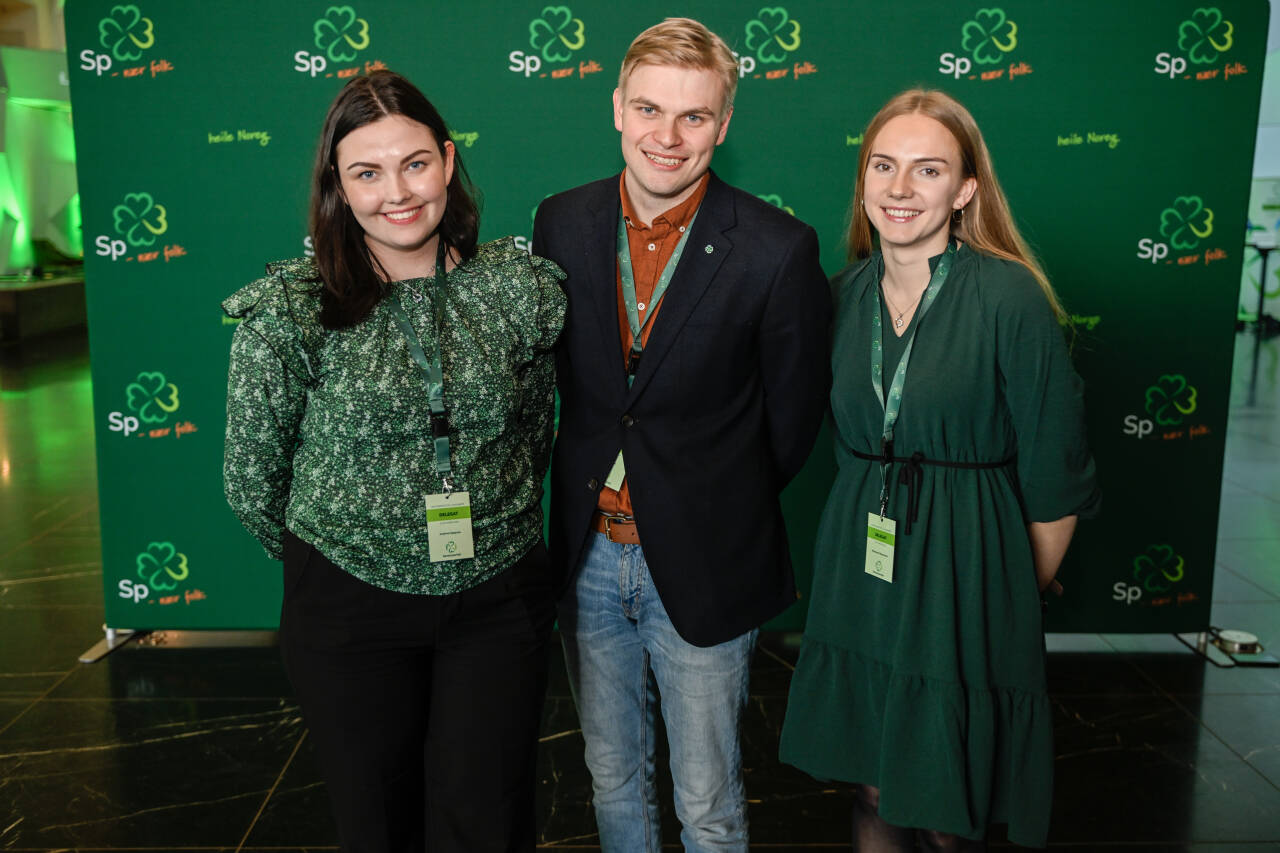 Senterungdommen, her ved leder Andrine Hansen-Seppola (t.v.), Nils Forren og Marianne Rossevatn, er sikret større innflytelse i moderpartiet. Foto: Joakim Halvorsen / NTB