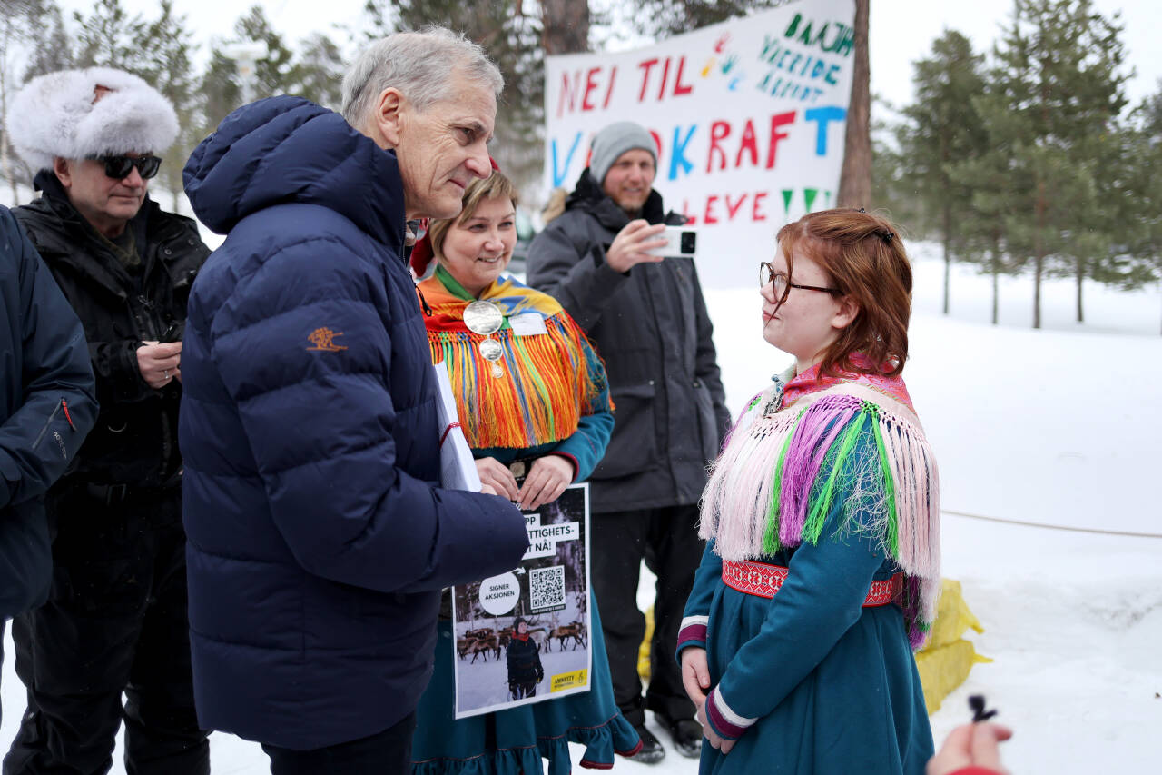 Statsminister Jonas Gahr Støre sammen med tidligere sametingspresident Aili Keskitalo, politisk rådgiver i Amnesty, og Viktoria-Alise Levang (t.h), ungdomsleder i Amnesty, utenfor Sametinget. Foto: Jan Langhaug / NTB