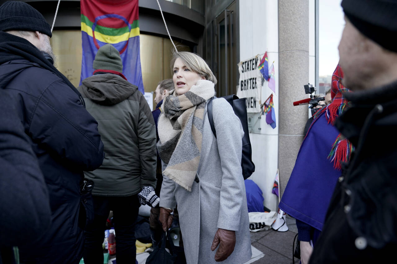 SVs Kari Elisabeth Kaski sammen med Fosen-demonstranter utenfor Olje- og energidepartementet. Foto: Stian Lysberg Solum/ NTB