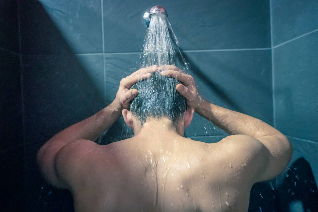 DUSJ-TRIKS: Setter du døra til badet åpen, kan boligen tilføres nyttig fukt, tipser Ifi. Foto: Shutterstock / NTB