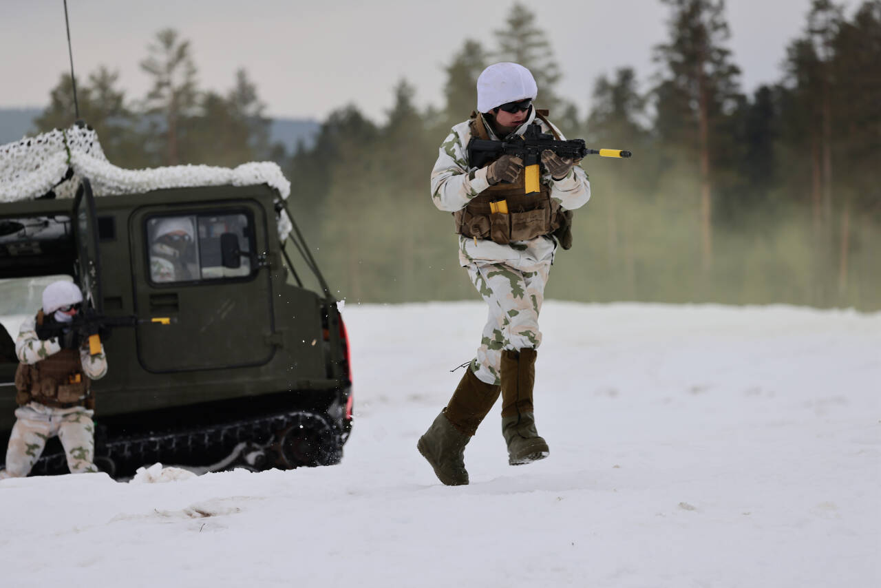 Soldatene skal øve på krig i et arktisk klima. Her er et fotografi tatt under Nato-øvelsen Brilliant Jump i fjor. Foto: Geir Olsen / NTB