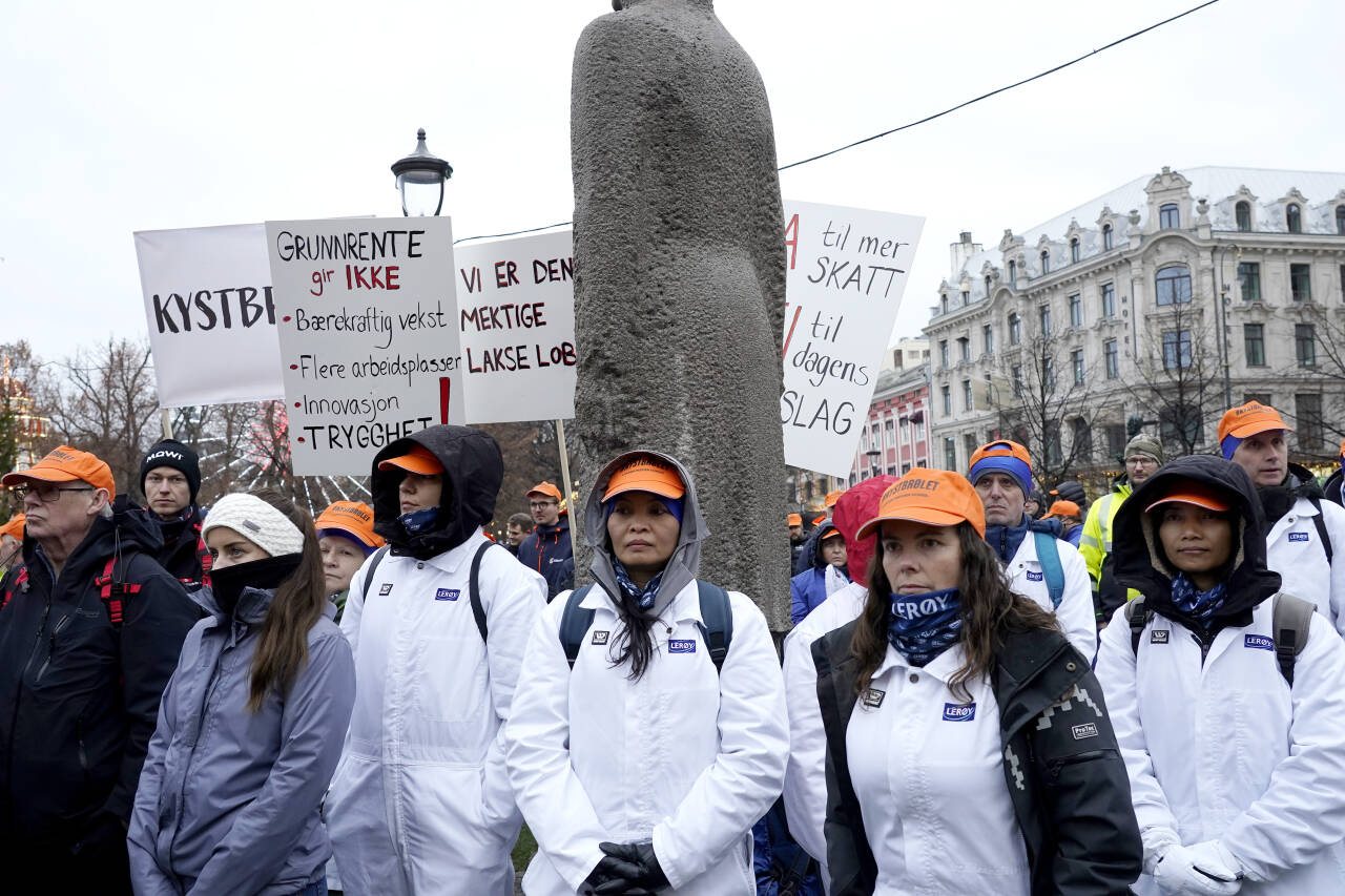 Havbruksarbeidere demonstrer foran Stortinget mot de foreslåtte grunnrenteskatten grunnrente torsdag. Foto: Terje Bendiksby / NTB