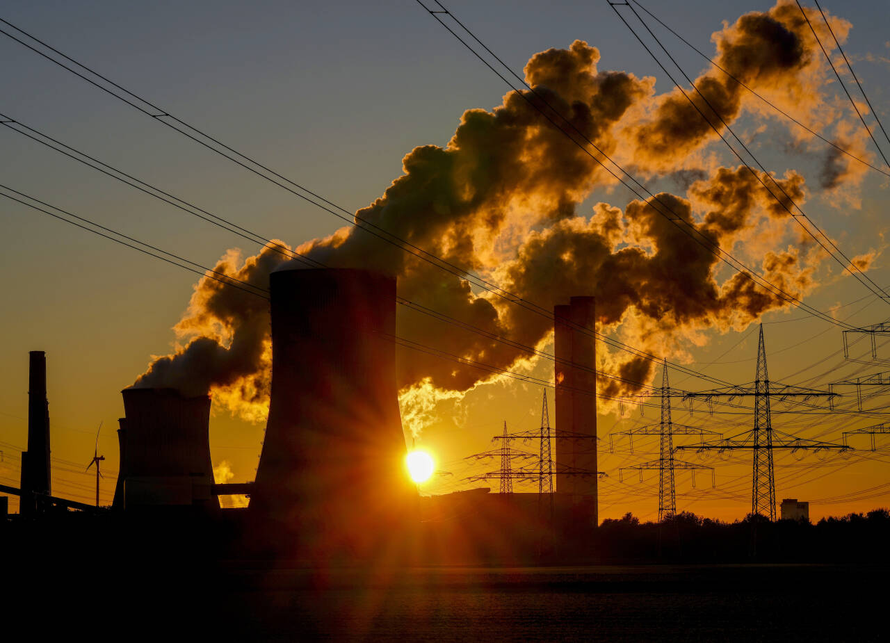 Et kullkraftverk og kraftlinjer i solnedgang i Niederaussem i Tyskland. Foto: Michael Probst / AP / NTB