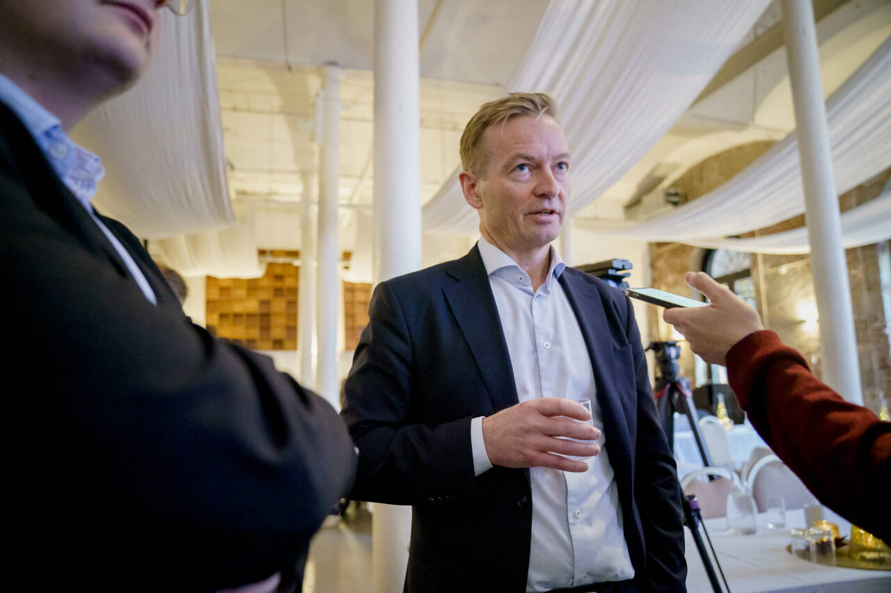 Finanspolitisk talsperson Helge Orten mener Stortinget må kreve at flere modeller av lakseskatten utredes. Foto: Stian Lysberg Solum / NTB