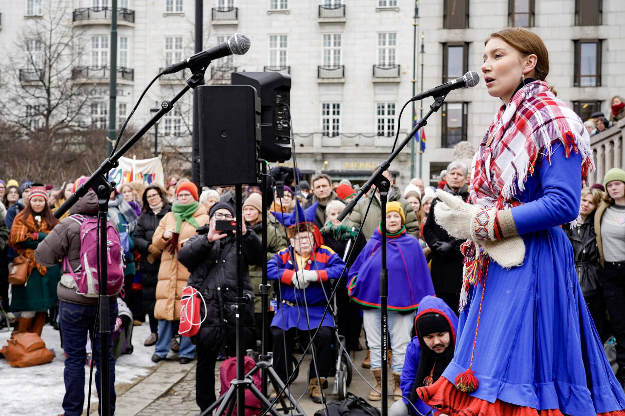 Ella Marie Hætta Isaksen talte da Fosen-aktivistene hadde markering på Eidsvolls plass foran Stortinget. Foto: Terje Bendiksby / NTB