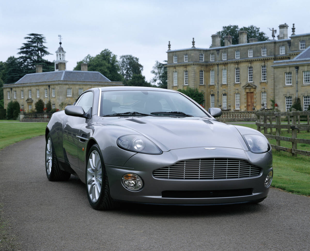 JAMES BOND: James Bond kjørte Aston Martin Vanquish i «Die Another Day». Bilen koster fortsatt mye penger, men ligger i dag et par millioner under den opprinnelige nybilprisen. Foto: Produsenten