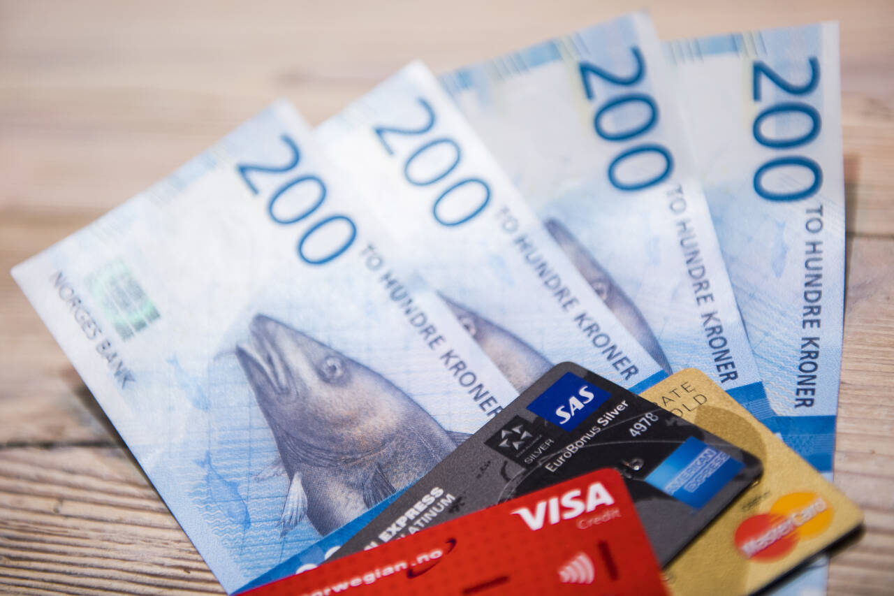 Nordmenn er lite glad i å betale med kontanter i fysiske butikker. Illustrasjonsfoto: Jon Olav Nesvold / NTB
