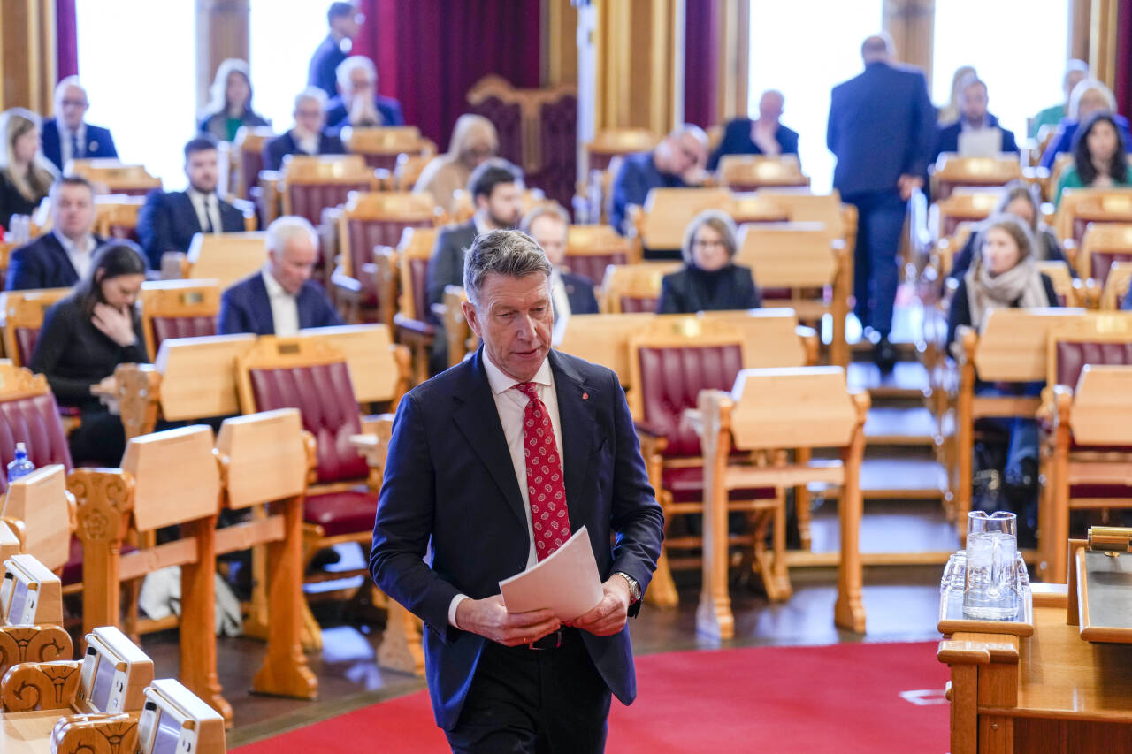 Olje- og energiminister Terje Aasland redegjorde for Stortinget om Fosen-saken. Foto: Fredrik Varfjell / NTB