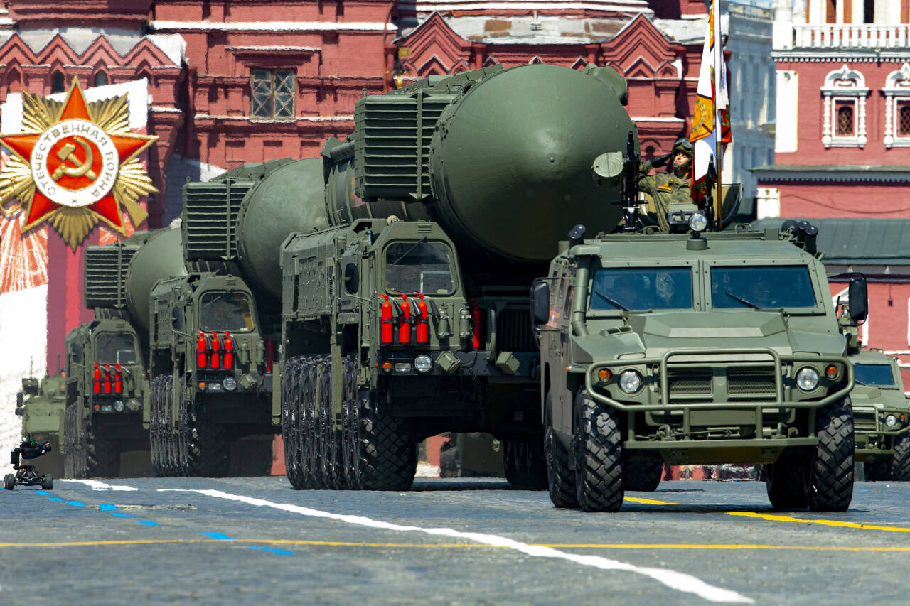 Russland vil om nødvendig bruke atomvåpen for å beskytte eget territorium, har president Vladimir Putin gjentatte ganger slått fast. Landets interkontinentale RS-24 Yars-raketter (bildet) kan utstyres med atomstridshode og nå mål opptil 12.000 kilometer unna. Foto: AP / NTB
