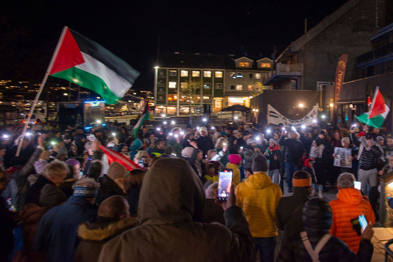 Mange møtte opp på Rådhusplassen i solidaritet med Gaza i går kveld. Foto: Rune Kristiansen