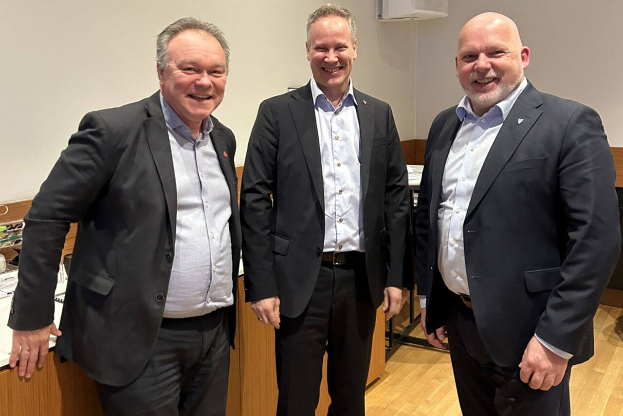 F.v. leder i samferdselsutvalget, Hans Olav Myklebust, samferdselsminister Jon-Ivar Nygård og fylkesordfører Anders Riise. Foto: Møre og Romsdal fylkeskommune