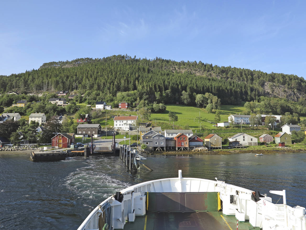 Det skal utføres nødvendig forsterkningsarbeid samt forlengning av tilleggskaien på Kvanne fergekai. Foto: Terje Holm