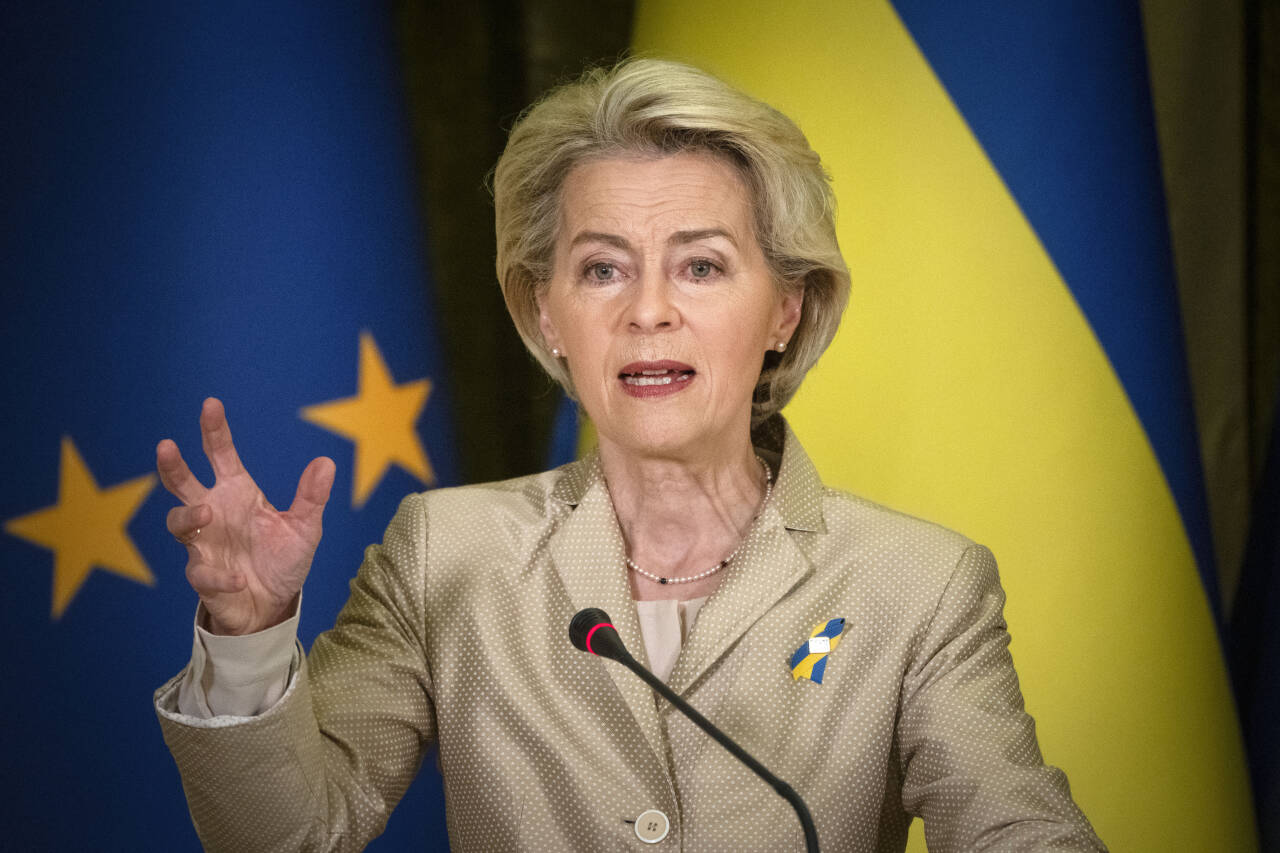 EU-kommisjonens president Ursula von der Leyen går inn for å åpne medlemskapsforhandlinger med Ukraina. Foto: Jefrem Lukatskyj / AP / NTB