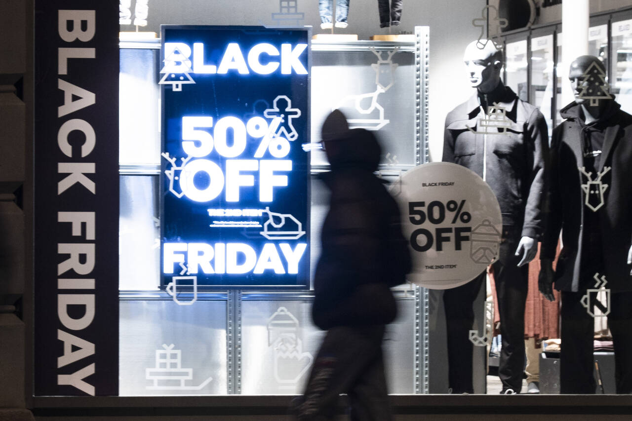 Folk handlet mindre i fysiske butikker i forbindelse med Black Friday i år. Foto: Erik Flaaris Johansen / NTB
