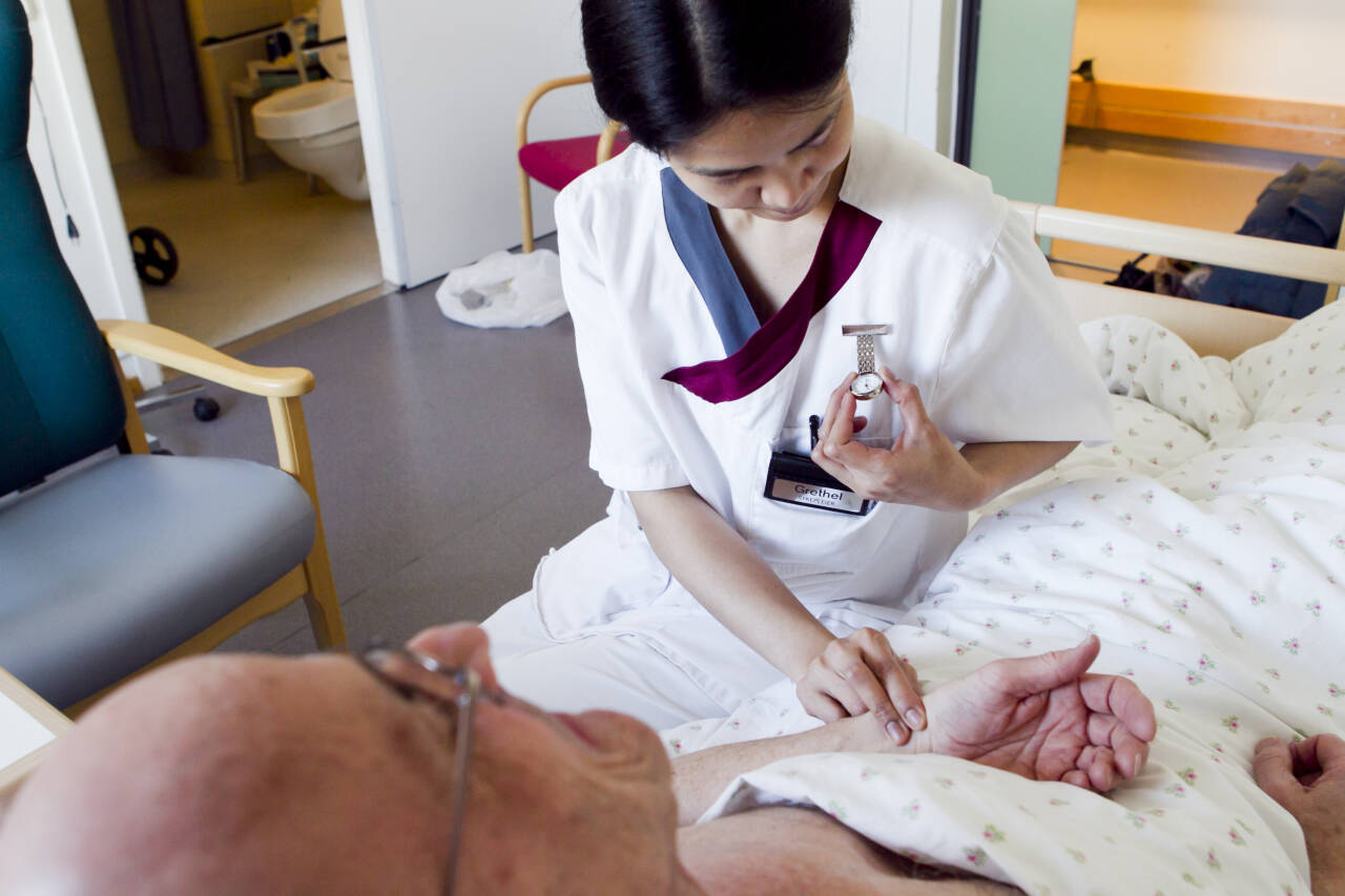 I årets medlemsundersøkelse fra Norsk Sykepleierforbund kommer det fram at sykepleiere dropper videreutdanning fordi det ikke lønner seg økonomisk. Illustrasjonsfoto: Heiko Junge / NTB