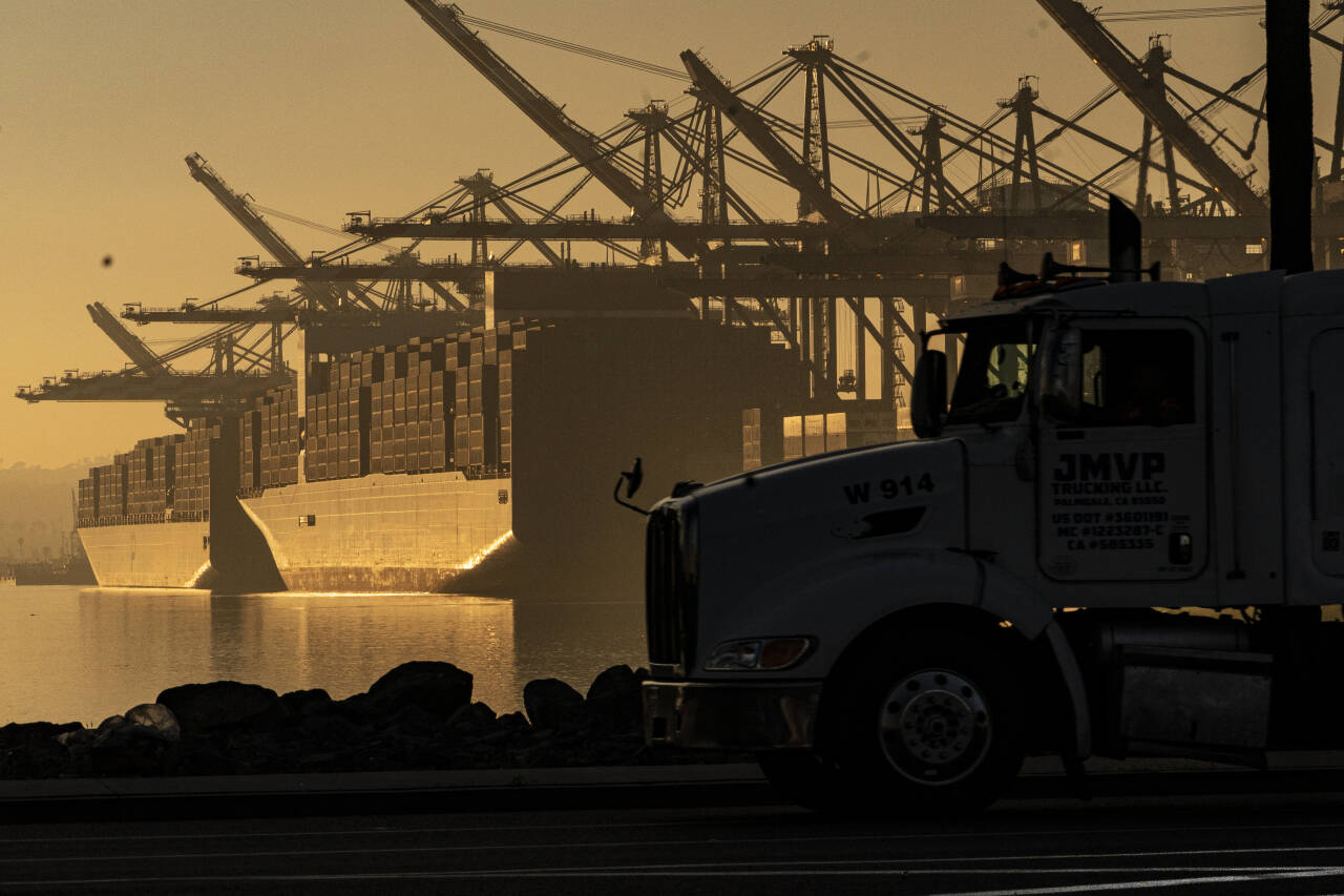 Verdens skipshandel er under en økende trussel for dataangrep, mener myndigheter og eksperter. Her ankommer en lastebil en havn i Los Angeles for å hente varer. Foto: Damian Dovarganes / AP / NTB