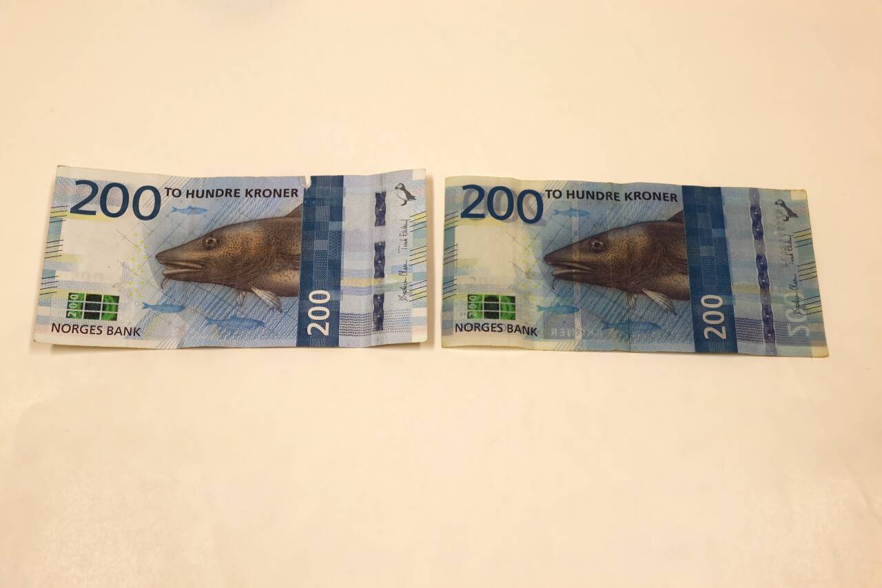 Politiet i Møre og Romsdal har gjort beslag på falske pengesedler som er i omløp. Den ekte seddelen ligger til venstre og den falske seddelen til høyre. Foto: Politiet / NTB