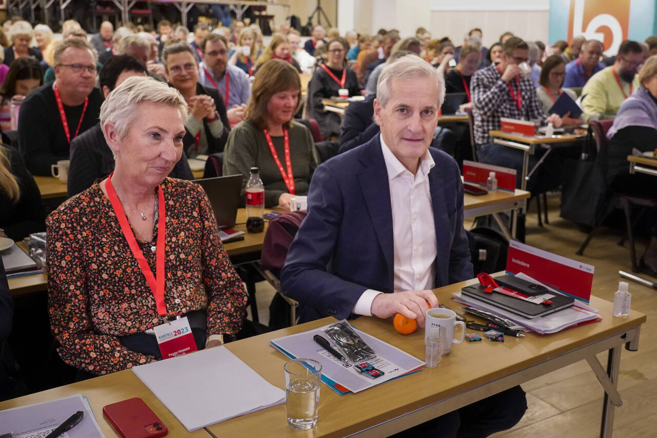 Statsminister Jonas Gahr Støre (Ap) og LO-leder Peggy Hessen Følsvik på Kartellkonferansen. Foto: Terje Bendiksby / NTB