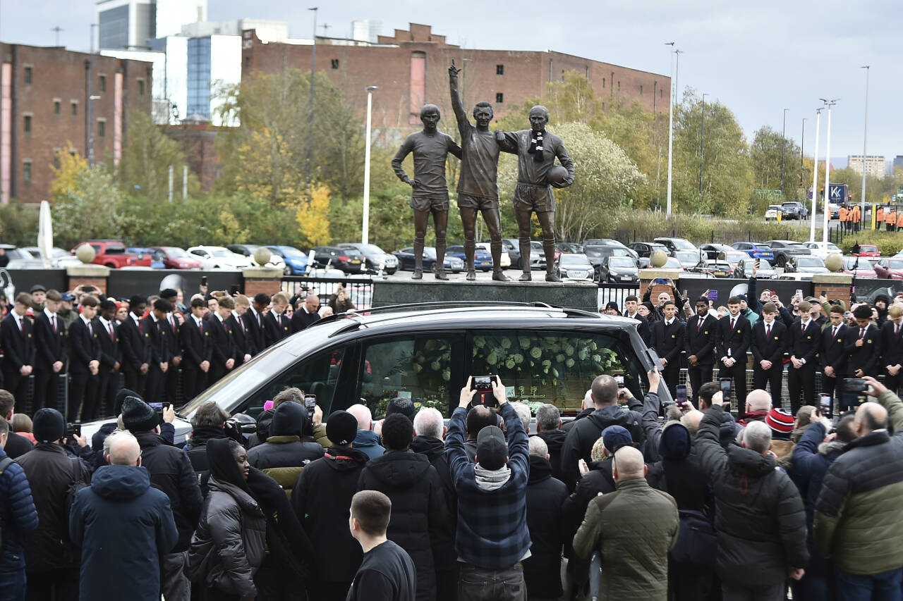 Bobby Charltons kiste ble fraktet forbi Old Trafford før mandagens begravelse. Flere av Manchester Uniteds akademispillere sto æresvakter. Foto: Rui Vieira / AP / NTB