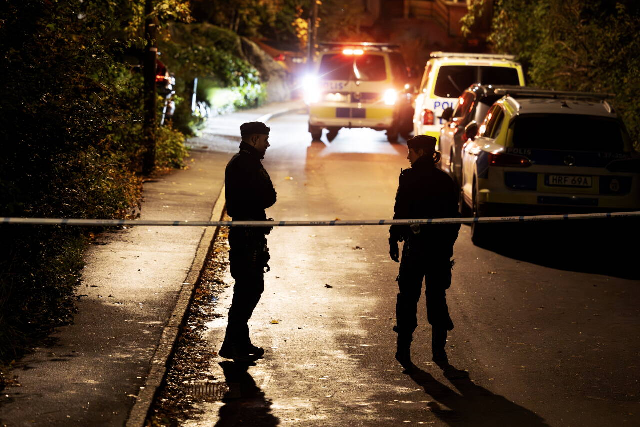 Svensk politi jobber på åstedet der to personer ble skutt i et eneboligstrøk i Västberga i oktober. Politiet er utmattet – og sier at uansett hvor god jobb de gjør, fortsetter rekrutteringen av barn og unge til gjengene. Foto: Nils Petter Nilsson / TT / NTB