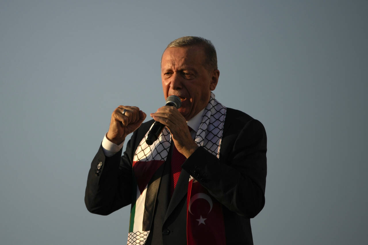 Tyrkias president Recep Tayyip Erdogan sier han har brutt kontakten med Israels statsminister som følge av krigen på Gazastripen. Her er han avbildet på en støttemarkering for palestinere i Istanbul 28. oktober. Foto: Emrah Gurel / AP / NTB