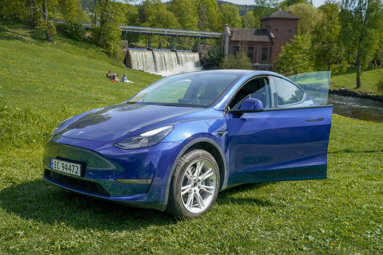 Tesla Model Y er blitt en veldig populær bil i Norge. Et nytt førerkortdirektiv i EU kan gjøre det ulovligå kjøre denne bilen for sjåfører under 21 år.  to: Terje Pedersen / NTB