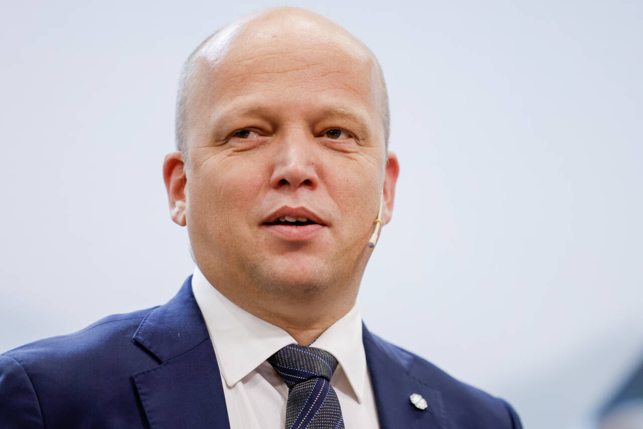 Sp-leder og finansminister Trygve Slagsvold Vedum vil halvere antall strømkabler til Danmark. Foto: Hanna Johre / NTB