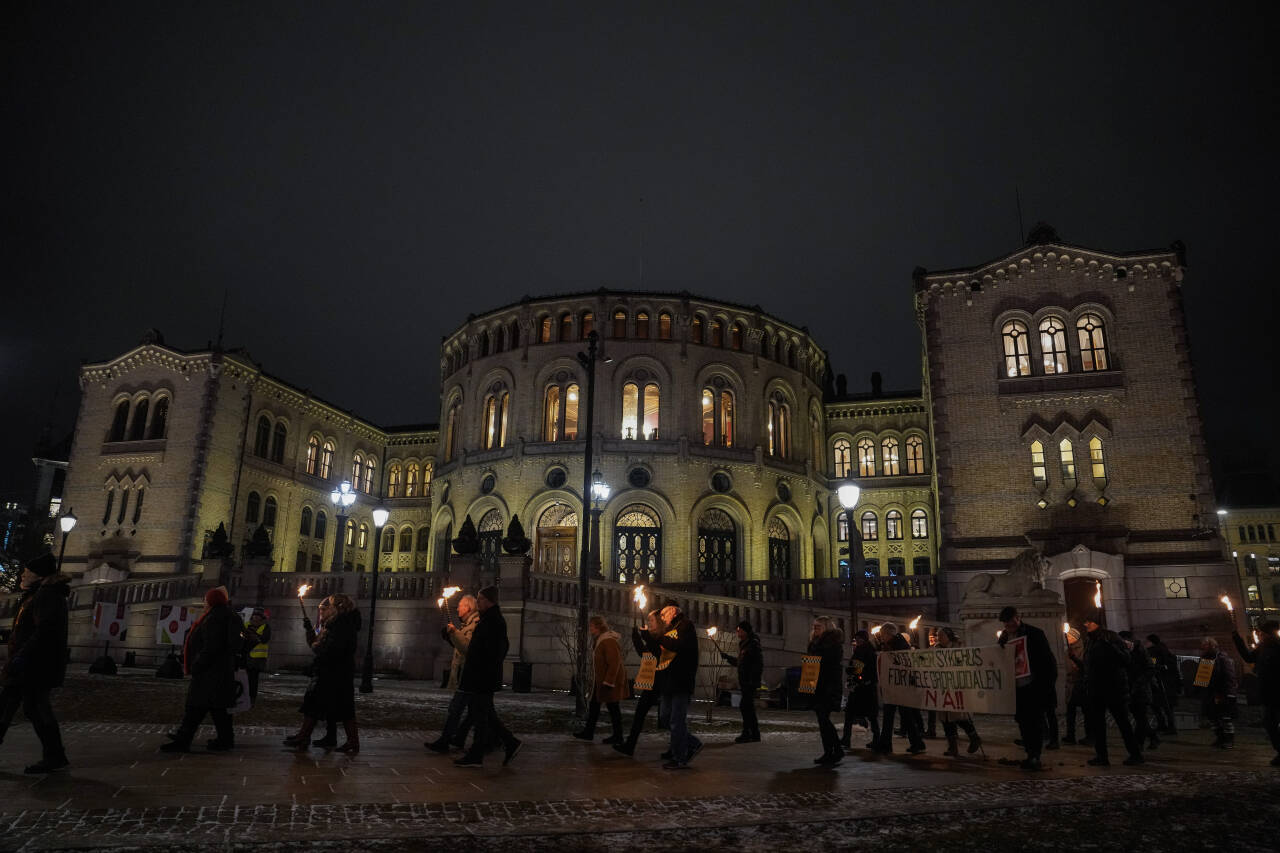 Aksjonister fra hele landet som vil bevare sykehus i distriktene, samlet seg tirsdag kveld utenfor Stortinget i Oslo. Foto: Beate Oma Dahle / NTB