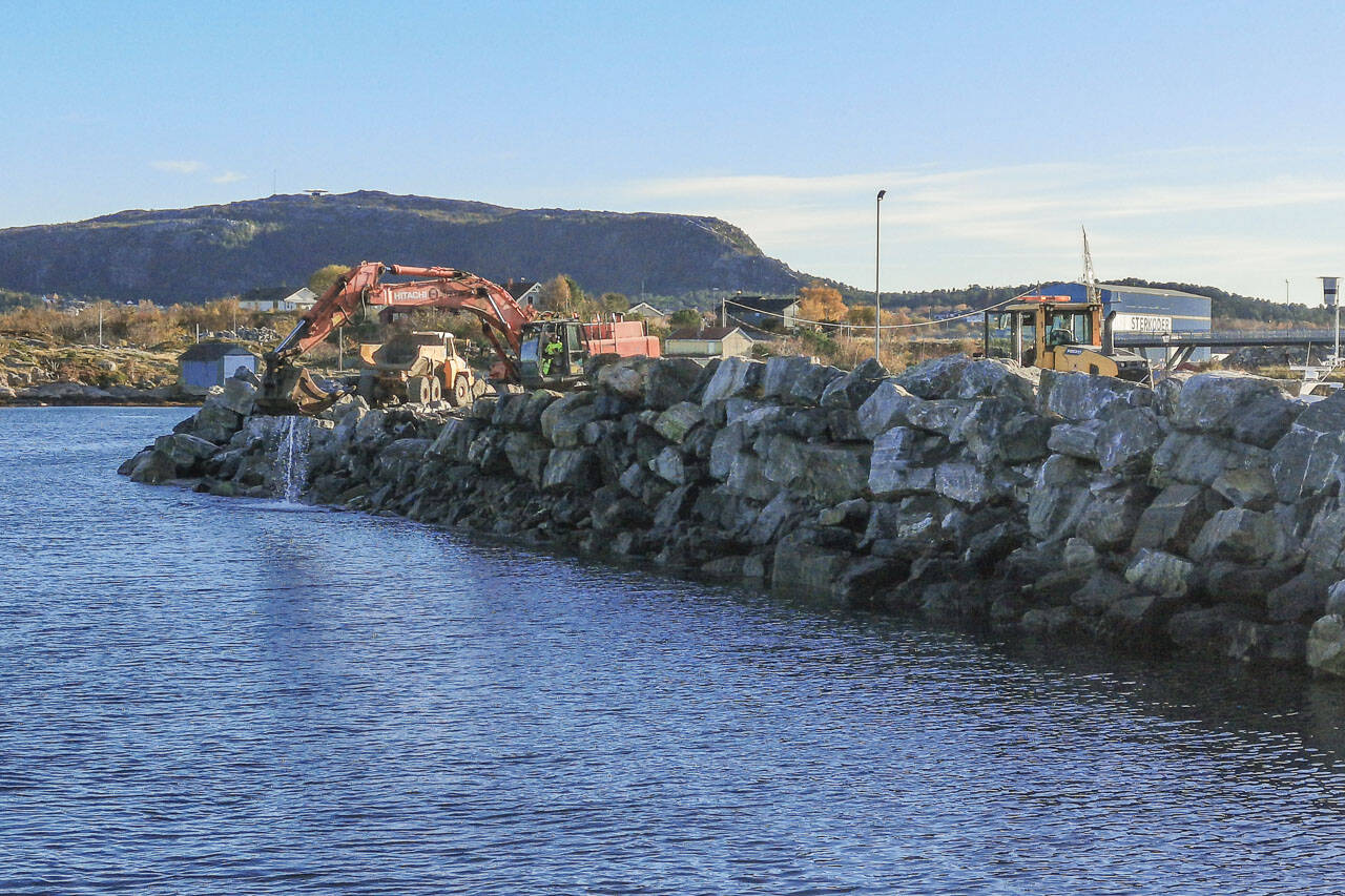 Moloen i Dunkarsundet utbedres. Foto: Kurt Helge Røsand / KSU.NO